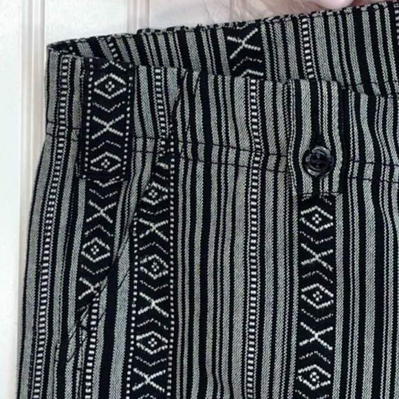 American Rag Black & White Geometric print shorts - Picture 2 of 7